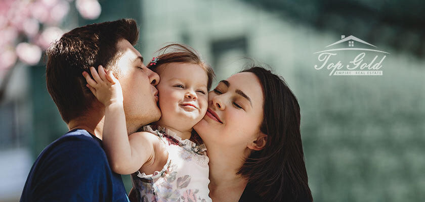 عکس پدر و مادر در حال بوسیدن فرزند خردسالشان